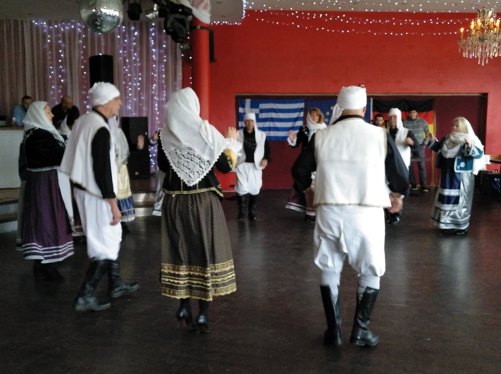 Tanzgruppe um Konstantinos