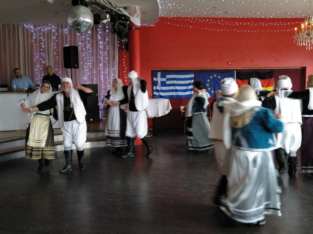 Tanzgruppe um Konstantinos